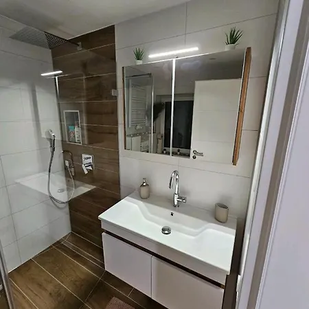 Near Messe And Playmobil Funpark Between Nuernberg And , Free Parking , Netflix , 24h Self Check-in *